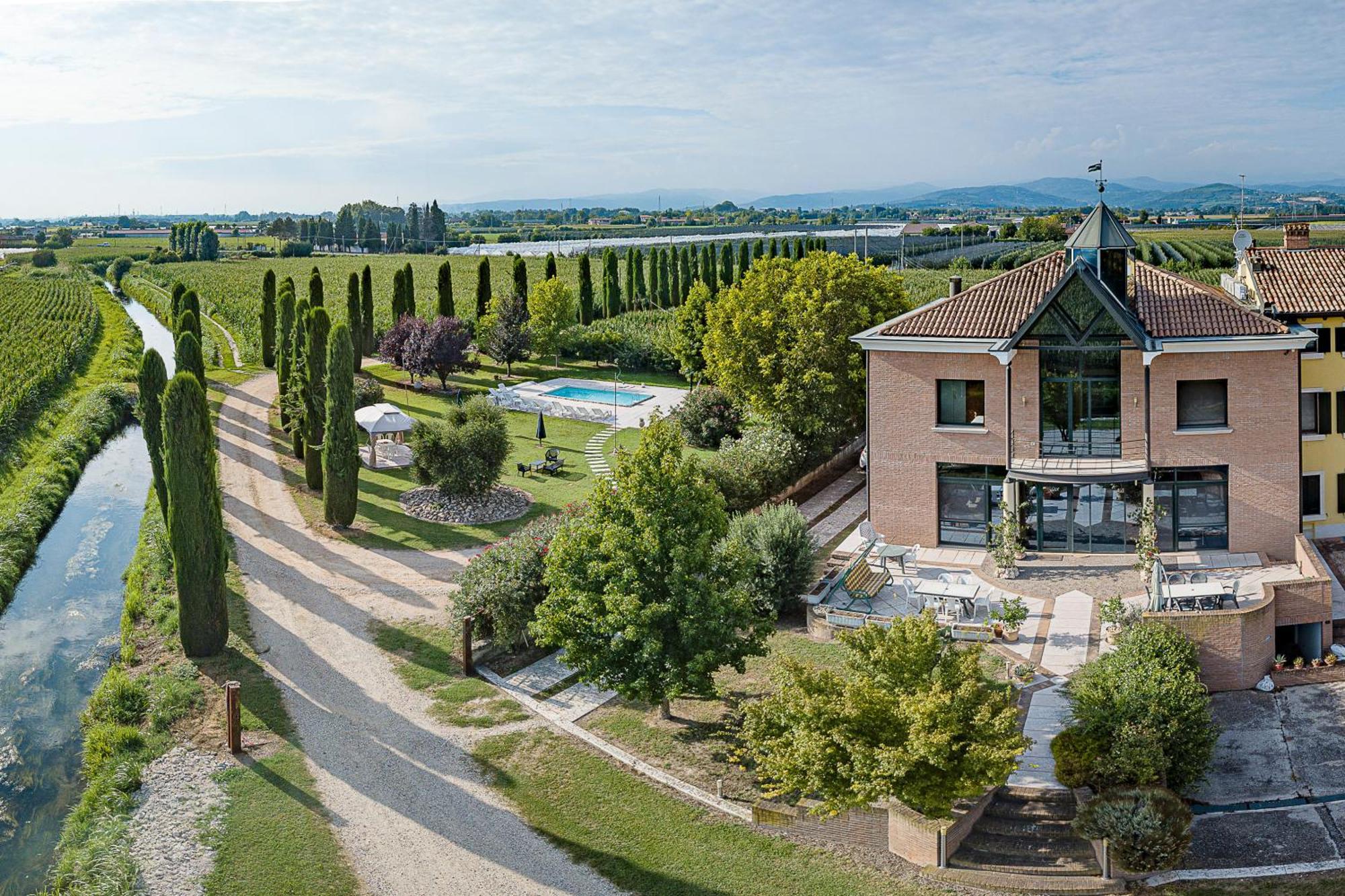 Bb Mambrotta Guest House San Martino Buon Albergo Bagian luar foto